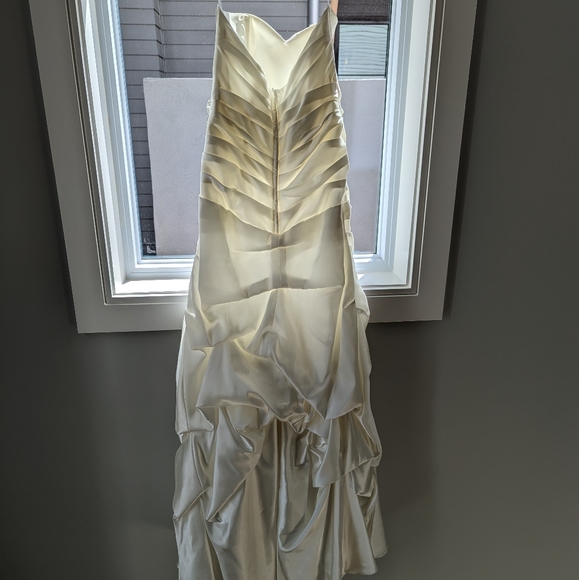 David's Bridal Trumpet Wedding Gown - Picture 5 of 13